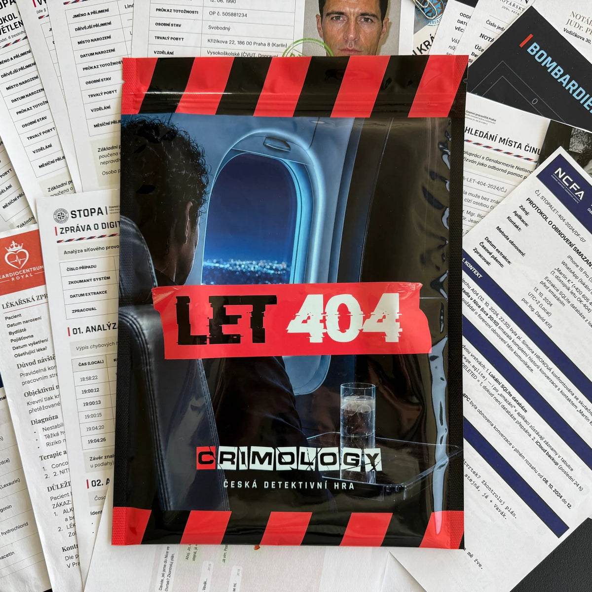 LET 404 - balení hry na rozložených dokumentech z vyšetřovacího spisu